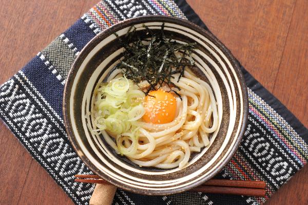 レンジで！ぶっかけさっぱり油うどんの盛り付け例