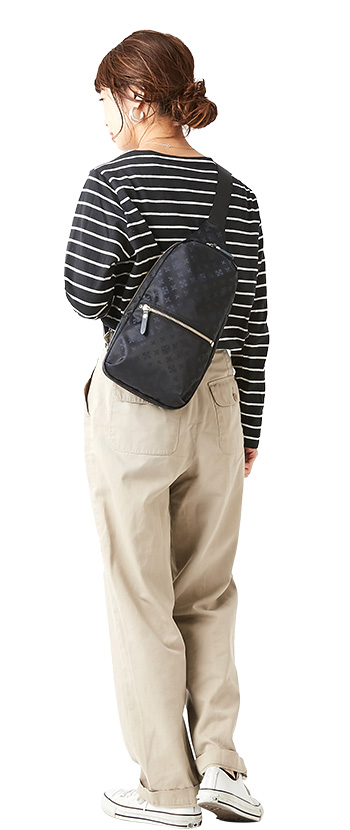 浅場 世樂子　コーディネート　ボディバッグ