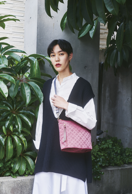 リバーシブルミニショルダーバッグ使用イメージ