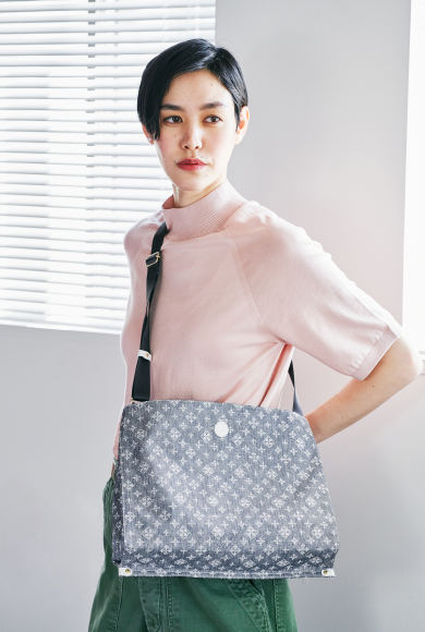 たためるショルダーバッグ⟨デニムプリント⟩使用イメージ