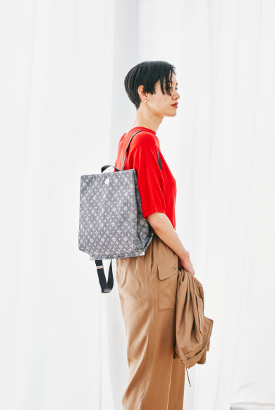 たためるリュックサック⟨デニムプリント⟩使用イメージ