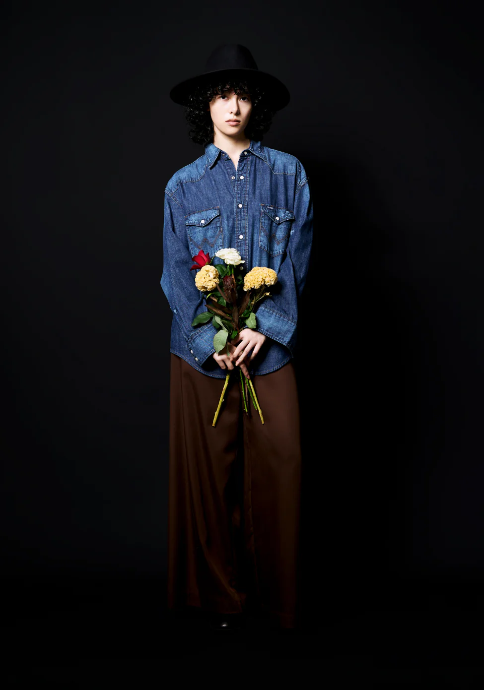 Whim Gazette × Wrangler 刺繍入りブルーデニムシャツにブラウンのツイルパンツとウールハットを合わせたコーディネート