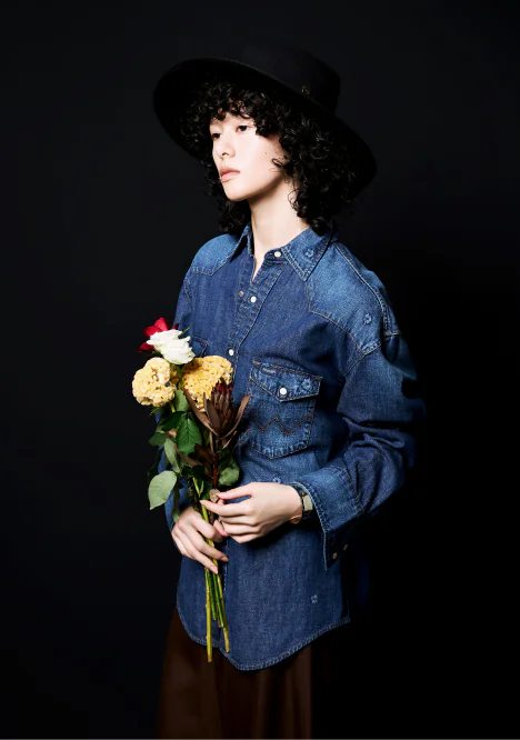 Whim Gazette × Wrangler ブルーデニムシャツとウールハットのコーディネート（正面）