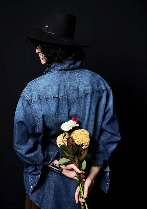 Whim Gazette × Wrangler ブルーデニムシャツとウールハットのコーディネート（後ろ姿）