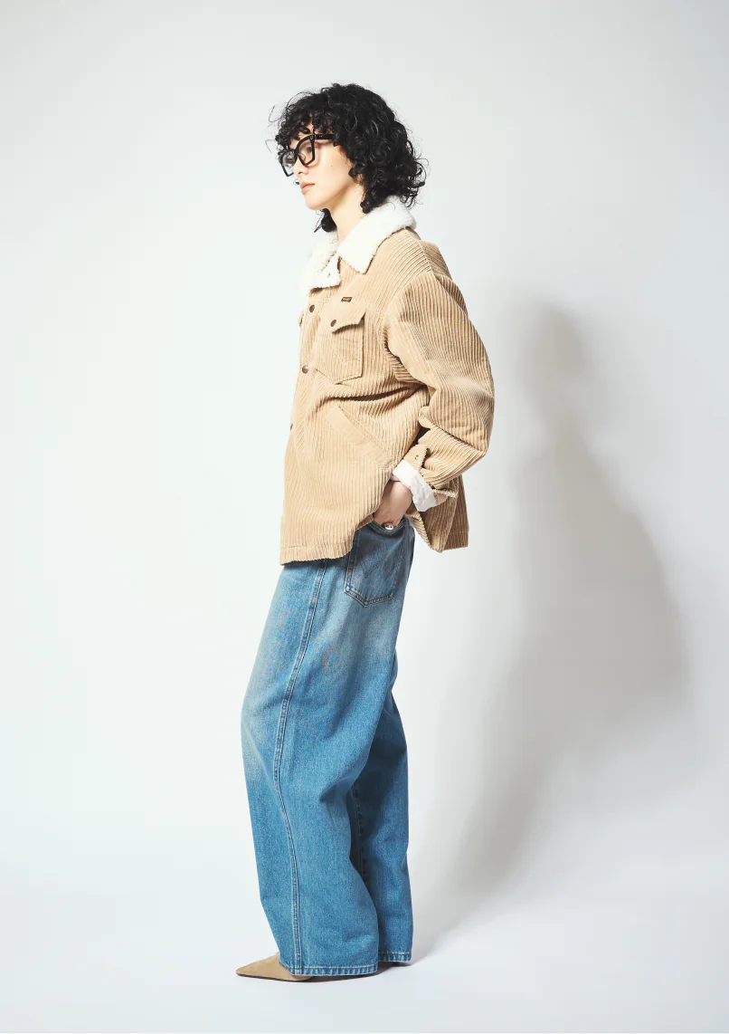 Whim Gazette × Wrangler ベージュのコーデュロイブルゾンとデニムパンツのコーディネート（横向き）