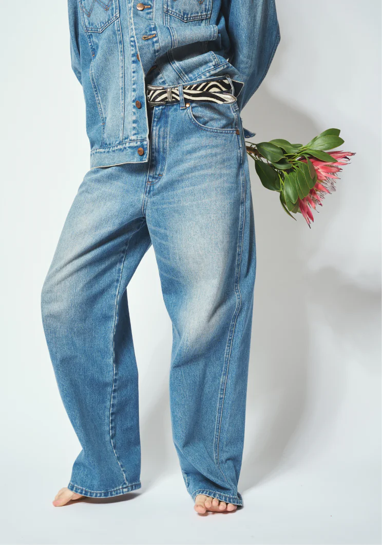 Whim Gazette × Wrangler デニムパンツにゼブラ柄ハラコベルトを合わせたコーディネート