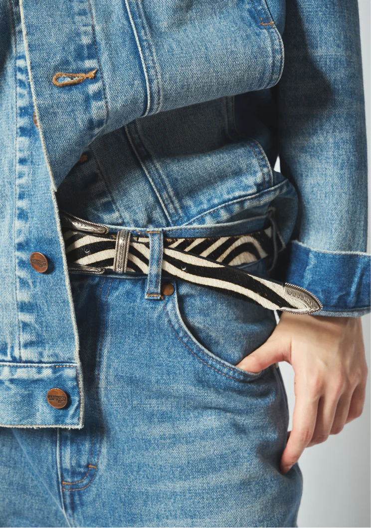 Whim Gazette × Wrangler デニムジャケットとゼブラ柄ハラコベルトのディテール