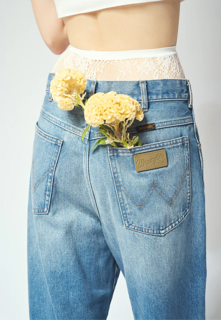 Whim Gazette × Wrangler デニムパンツのバックポケットとWranglerレザーパッチ