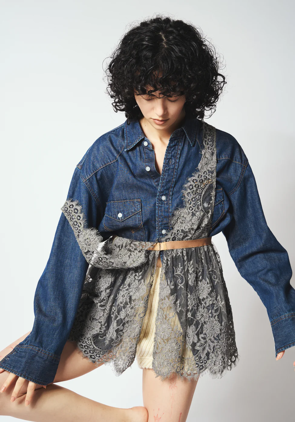 Whim Gazette × Wrangler 刺繍入りインディゴデニムシャツにスカラップレースのキャミブラウスを重ねたコーディネート