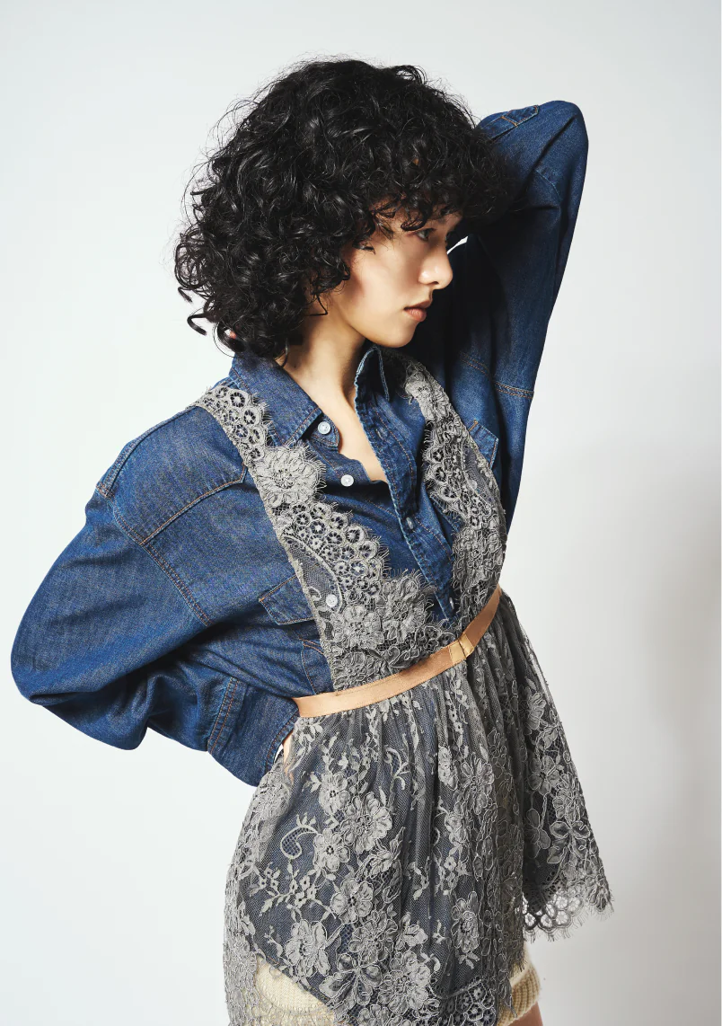 Whim Gazette × Wrangler インディゴデニムシャツとレースキャミブラウスのレイヤードコーディネート