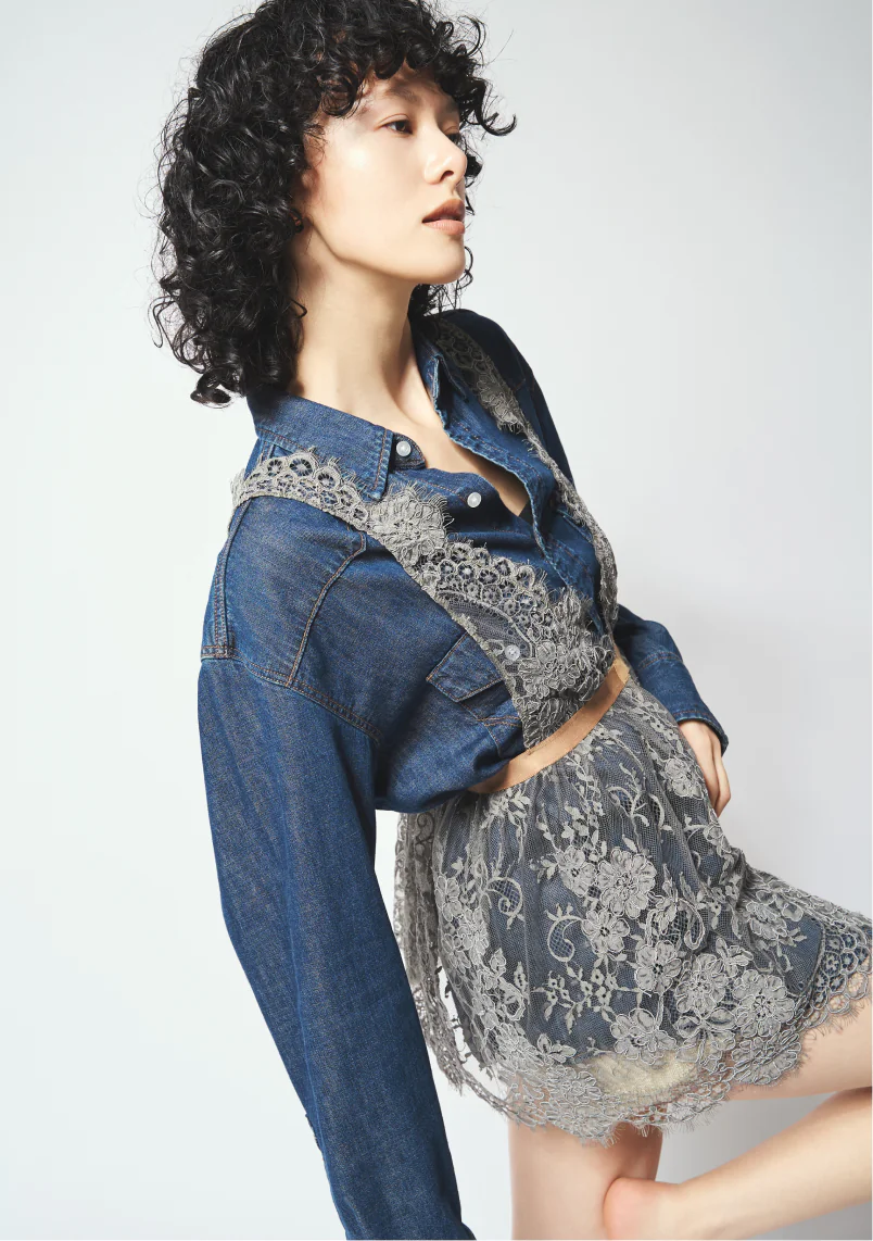 Whim Gazette × Wrangler インディゴデニムシャツとレースキャミブラウスのコーディネート（別カット）